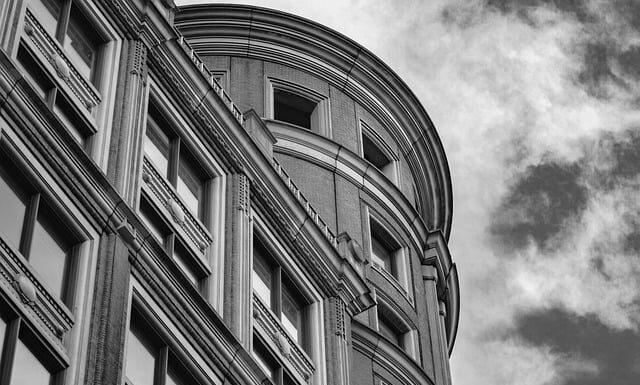 Co oznacza podniesienie lewej ręki?